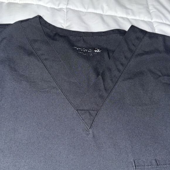 Grey V-Neck Short Sleeve Scrub Top With Front Pocket For Men - Picture 2 of 6